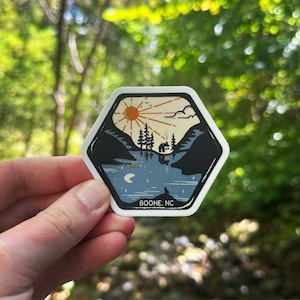 REFLECTION (BOONE) // 耐候性ビニール自然ステッカー // 太陽、月、キャビン、湖 // ウォーターボトル、ラップトップ、ノートブック、車 - 3インチ