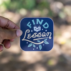 ZNAJDŹ LEKCJĘ // Wodoodporna naklejka winylowa // Drzewo, Wzrost, Inspirujące // Butelka na wodę, Laptop, Notatnik, Samochód