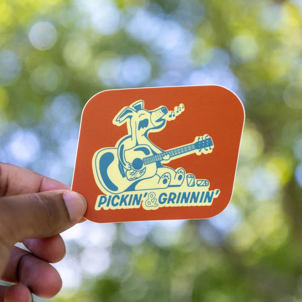 PICKIN' AND GRINNIN' (The Bluegrass Dog) // Väderbeständig vinylklistermärke // Vattenflaska, gitarrfodral, bärbar dator, anteckningsbok, bil - 3,5"