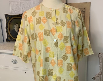 Traje de maternidad, ropa de maternidad hecha a mano vintage de los años 1950, pantalones cortos de lino marrón de cintura ajustable y blusa geométrica de manga corta, amarillo