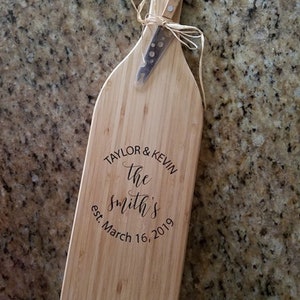 Personalisiertes Bambus Schneidebrett mit Käsemesser: Geschenk mit Gravur