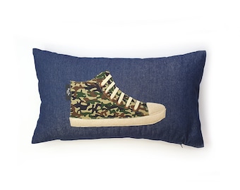 Camouflage Hi-Top Sneaker Kissen