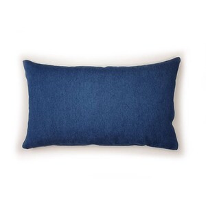 K&ouml;nnte beinhalten: Ein rechteckiges blaues Kissen mit weichem, strukturiertem Stoff.