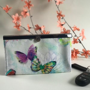 Cartera de tela con cierre de plata y mariposa para mujer