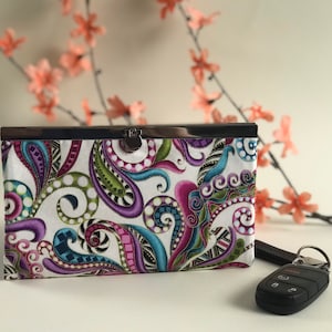 Cartera de mujer con elegantes remolinos