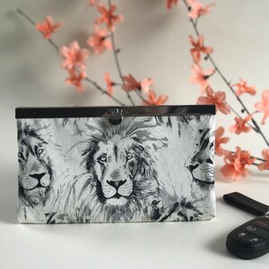 Cartera delgada para mujer con cierre de león en blanco y negro de 7,5" x 4,5"