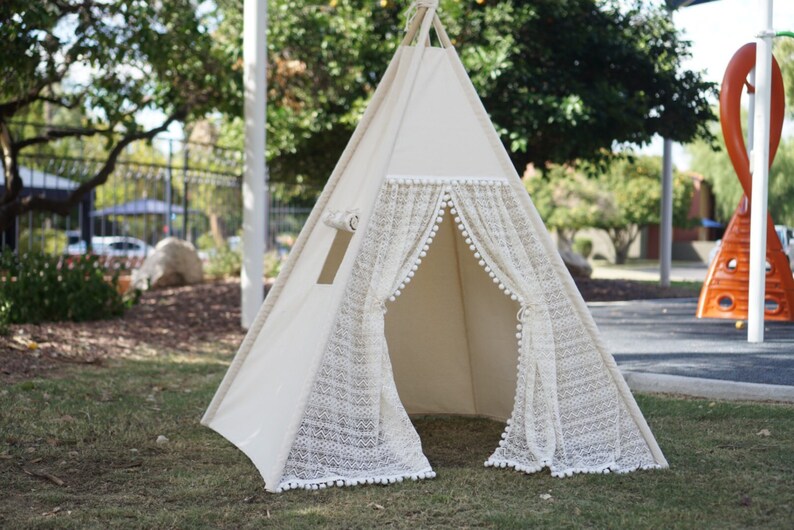 Pocahontas Tipi mit Fenster, Kinder Tipi mit Fenster mit Rüschen Spitze und Pompom trimmen, Kinder spielen Zelte, Mädchen Spitze Tipi Pocahontas Tipi mit Fenster, Kinder Tipi mit Fenster mit Rüschen Spitze und Pompom trimmen, Kinder spielen Zelte, Mädchen Spitze Tipi