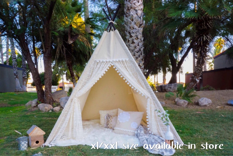 Pocahontas Tipi mit Fenster, Kinder Tipi mit Fenster mit Rüschen Spitze und Pompom trimmen, Kinder spielen Zelte, Mädchen Spitze Tipi Pocahontas Tipi mit Fenster, Kinder Tipi mit Fenster mit Rüschen Spitze und Pompom trimmen, Kinder spielen Zelte, Mädchen Spitze Tipi