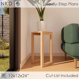 Könnte beinhalten: Ein einfacher Holz-Beistelltisch mit quadratischer Tischplatte und vier Beinen. Der Tisch ist 30,5 cm breit, 30,5 cm tief und 61 cm hoch. Der Tisch ist aus Naturholz gefertigt und hat eine hellbraune Farbe. Der Tisch ist in einem Wohnzimmer neben einem grünen Sofa und einer Topfpflanze zu sehen.