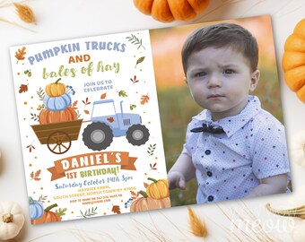 Könnte beinhalten: Eine personalisierte Geburtstagseinladung mit einem Foto eines kleinen Kindes. Das Einladungsdesign zeigt einen Zeichentraktor, der einen Wagen mit Kürbissen zieht, mit dem Text "Pumpkin Trucks and bales of hay". Die Einladung ist für Daniels 1. Geburtstag.