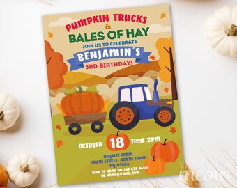 Op de afbeelding: Een kleurrijke uitnodiging voor Benjamins 3e verjaardag, met een blauwe tractor die een wagen met een grote oranje pompoen trekt. De tekst luidt "Pumpkin Trucks & Bales of Hay". Inclusief datum, tijd en RSVP.