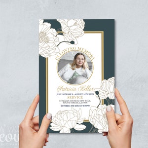 Könnte beinhalten: Eine Traueranzeige mit einem Foto einer Frau in einem weißen Hemd. Die Anzeige ist mit weißen Blumen auf dunkelblauem Hintergrund verziert. Der Text lautet "In Loving Memory Patricia Keller July, 20th 19XX - August, 14th 20XX Service St Mary's Church, New Road South Street, LA 74656 October 2nd 20XX at 3:00PM"