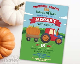 Könnte beinhalten: Eine Geburtstagseinladung mit einem Zeichentricktraktor, der einen Wagen mit Kürbissen zieht. Die Einladung lautet "Pumpkin Trucks and Bales of Hay" und kündigt Jacksons 3. Geburtstag am 18. Oktober an. Details zu Traktorfahrten und Kürbisschnitzen.