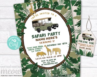Può includere: Un invito stampabile per una festa di safari con un tema giungla. L'invito presenta una jeep da safari, una giraffa e un rinoceronte. Il testo sull'invito recita "You're invited to a Safari Party, Name Here's Turning 5!" e include la data, l'ora e le informazioni RSVP.