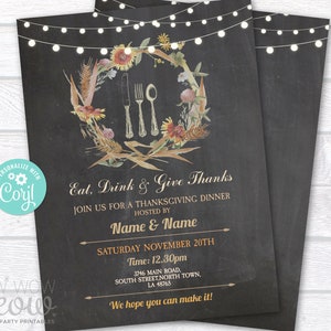 Puede incluir: Invitaci&oacute;n a la cena de Acci&oacute;n de Gracias sobre un fondo de pizarra. La invitaci&oacute;n presenta una corona floral con cubiertos y luces de cadena. El texto incluye "Eat, Drink & Give Thanks" y detalles del evento. Personalizable con Corjl.