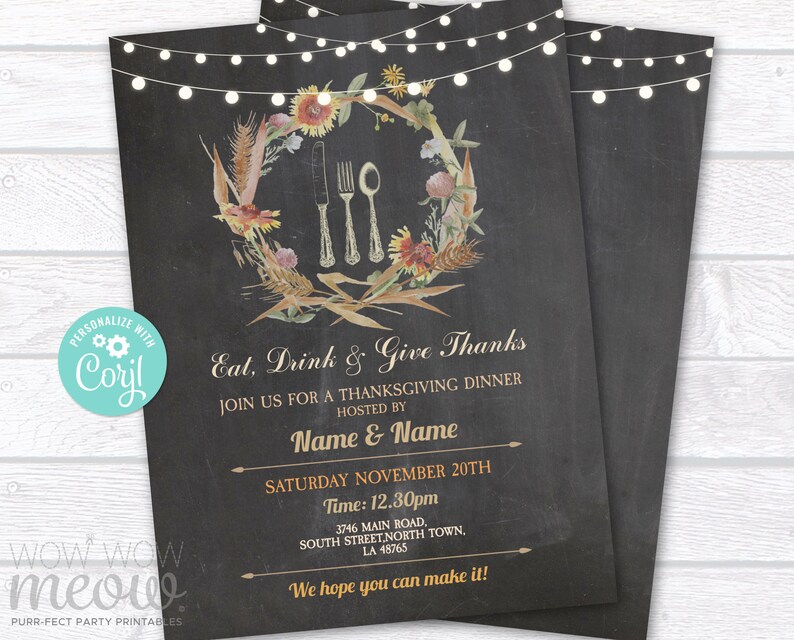 Puede incluir: Invitaci&oacute;n a la cena de Acci&oacute;n de Gracias sobre un fondo de pizarra. La invitaci&oacute;n presenta una corona floral con cubiertos y luces de cadena. El texto incluye "Eat, Drink & Give Thanks" y detalles del evento. Personalizable con Corjl.