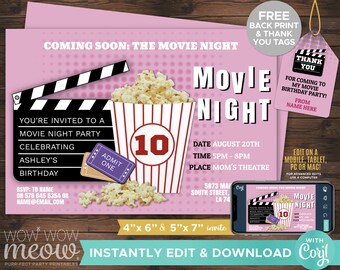 以下が含まれることがあります： ピンクと白の映画の夜のパーティー招待状。ポップコーンのバケツ、映画のクラッパーボード、チケットがあります。招待状には「近日公開：映画の夜」と「アシュリーの誕生日を祝う映画の夜のパーティーにご招待します」という文言が書かれています。