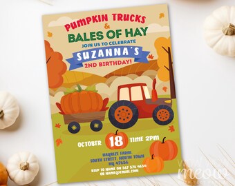 Op de afbeelding: Een kleurrijke uitnodiging met de tekst "Pumpkin Trucks & Bales of Hay" voor een 2e verjaardag. Het toont een rode tractor die een wagen trekt met een grote oranje pompoen. Extra pompoenen en herfstbladeren zijn ook afgebeeld.