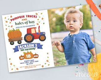 Könnte beinhalten: Eine personalisierte Geburtstagseinladung mit einem Foto eines kleinen Kindes. Die Einladung enthält einen Zeichentraktor, der einen Wagen mit einem Kürbis zieht, und den Text "Pumpkin Trucks and bales of hay". Der Text "Jackson's 3rd Birthday!" ist ebenfalls enthalten.