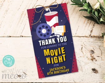 Könnte beinhalten: Blau-gelber Dankeschön-Anhänger für eine Filmnacht mit einer Filmrolle, einem Popcorn-Eimer und einem Ticket. Der Text lautet "Vielen Dank, dass Sie zur Filmnacht für Jacksons 8. Geburtstag gekommen sind."