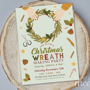 Puede incluir: Invitación a una fiesta de elaboración de coronas navideñas. El diseño presenta una ilustración de corona con acebo, palitos de canela y bastones de caramelo. El texto dice "Christmas Wreath Making Party" con detalles del evento.