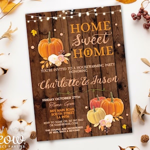 Könnte beinhalten: Einladung zur Einweihungsparty mit rustikalem Holz-Hintergrund. Das Design zeigt orangefarbene Kürbisse, Herbstlaub und den Text "Home Sweet Home". Die Einladung ist für Charlotte & Jason, mit Veranstaltungsdetails.