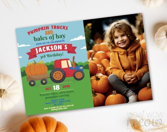 Könnte beinhalten: Eine Geburtstagseinladung mit Herbstthema, die einen Zeichentricktraktor und Kürbisse zeigt. Der Text lautet "Pumpkin Trucks and bales of hay" und "Jacksons 3. Geburtstag!" Auf der rechten Seite befindet sich ein Foto eines Kindes in einer orangefarbenen Jacke.