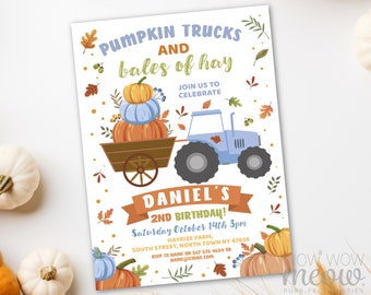 Op de afbeelding: Een feestelijke uitnodiging met de tekst "Pumpkin Trucks and bales of hay" toont een blauwe tractor die een kar vol pompoenen trekt. De uitnodiging is voor Daniels 2e verjaardag, met details zoals datum, tijd en locatie.