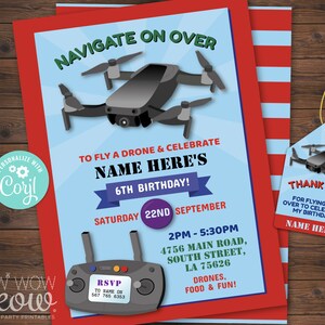Puede incluir: Una invitación azul y roja con un gráfico de un dron. La invitación es para una fiesta de cumpleaños de 6 años con el texto "Navega para volar un dron y celebrar el 6º cumpleaños de Name Here!" La invitación incluye la fecha, la hora y la ubicación de la fiesta. La invitación también incluye una etiqueta de agradecimiento con un gráfico de un dron y el texto "¡Gracias por volar para celebrar mi cumpleaños! Name Here".