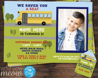 Peut inclure: Une invitation personnalisée pour une fête d'anniversaire avec un bus scolaire jaune et le texte "We saved you a seat". L'invitation comprend un espace pour une photo et les détails de la fête, tels que la date, l'heure et le lieu. Une étiquette de remerciement assortie est également incluse.