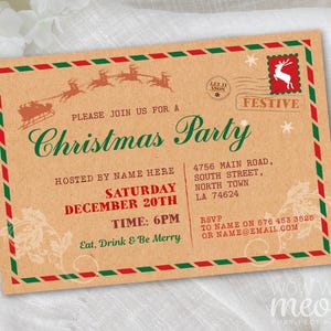 Könnte beinhalten: Weihnachtsparty-Einladung auf Kraftpapier. Grüne und rote Ränder und Text. Das Design umfasst eine festliche Briefmarke mit einem Rentier und Details zur Party, wie Datum und Uhrzeit.