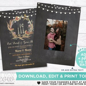 Puede incluir: Invitaci&oacute;n de Acci&oacute;n de Gracias con dise&ntilde;o de pizarra. La parte delantera presenta una corona floral con cubiertos y el texto "Eat, Drink & Give Th". La parte posterior tiene espacio para una foto. Incluye detalles del evento.