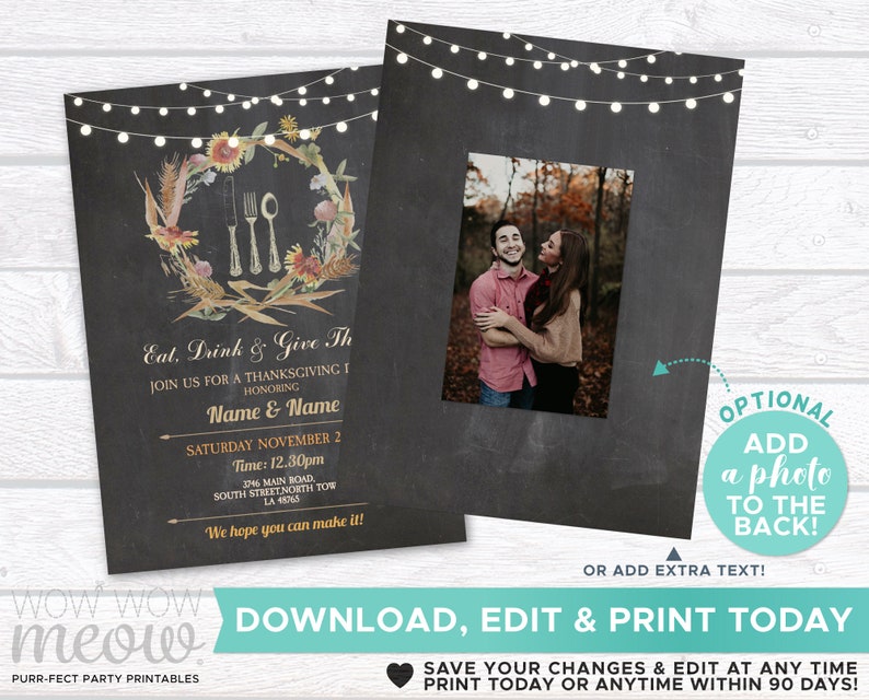 Puede incluir: Invitaci&oacute;n de Acci&oacute;n de Gracias con dise&ntilde;o de pizarra. La parte delantera presenta una corona floral con cubiertos y el texto "Eat, Drink & Give Th". La parte posterior tiene espacio para una foto. Incluye detalles del evento.