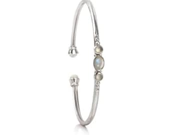 Brazalete de plata con piedras preciosas de piedra lunar