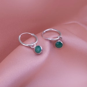 Orecchini a cerchio con ciondoli in onice verde in argento sterling