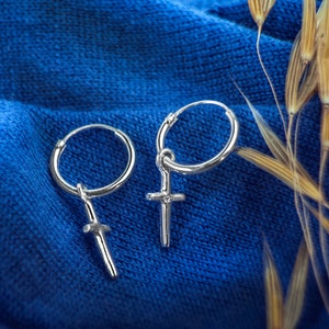 Cerchi con ciondolo a croce in argento sterling