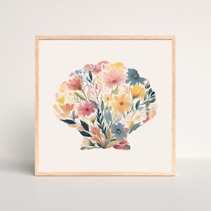Puede incluir: Una impresión en acuarela enmarcada que presenta una forma de concha llena de flores coloridas. Las flores incluyen tonos de rosa, amarillo, azul y naranja, con follaje verde. La obra de arte está sobre un fondo crema y enmarcada en madera clara.