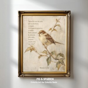 Könnte beinhalten: Gerahmter Kunstdruck mit einem Spatz auf einem Ast, Text auf Spanisch. Das Kunstwerk hat eine Vintage-Ästhetik, mit den Worten "FIG & SPARROW" unten. Der Rahmen ist goldfarben.