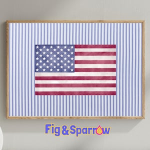 Puede incluir: Una impresión enmarcada con la bandera estadounidense, con rayas rojas y blancas y un campo azul de estrellas blancas. La bandera está centrada en un fondo de rayas azules y blancas. El texto "Fig & Sparrow" está en la parte inferior.