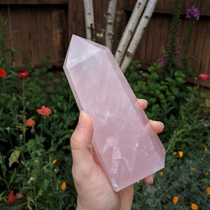 Torre di quarzo rosa pastello Jumbo (2 libbre) - Elementi essenziali per l&#39;altare della meditazione - Allineamento del chakra del cuore - Cristalli e pietre curative metafisiche