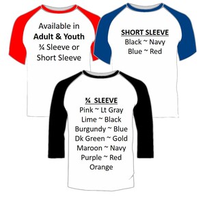 Pu&ograve; includere: Tre mock-up di maglie da baseball con diverse lunghezze delle maniche e combinazioni di colori. Il testo sulle maglie recita "Available in Adult & Youth 3/4 Sleeve or Short Sleeve", "SHORT SLEEVE Black ~ Navy Blue ~ Red", e "3/4 SLEEVE Pink ~ Lt Gray Lime ~ Black Burgundy ~ Blue Dk Green ~ Gold Maroon ~ Navy Purple ~ Red Orange".