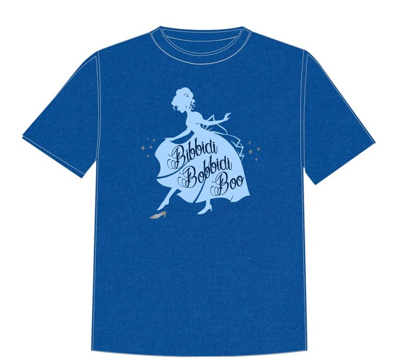 Pu&ograve; includere: Una maglietta blu con una silhouette blu chiaro di Cenerentola in un vestito e il testo "Bibbidi Bobbidi Boo" stampato sul davanti.