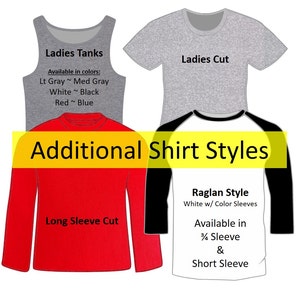 Pu&ograve; includere: Illustrazione di diversi stili di camicie, tra cui canottiere, taglio da donna, maniche lunghe e stile raglan. Il testo recita "Ladies Tanks", "Ladies Cut", "Additional Shirt Styles", "Long Sleeve Cut", "Raglan Style", "White w/ Color Sleeves", "Available in", "3/4 Sleeve", "&", "Short Sleeve".