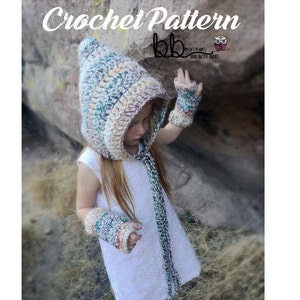 Peut inclure: Un enfant portant une robe blanche et un bonnet à capuche crocheté multicolore avec des mitaines sans doigts assorties et une écharpe. Le bonnet a un motif de point texturé et l'écharpe est longue et fluide.