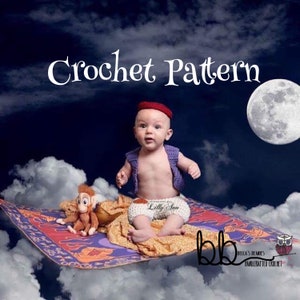 Puede incluir: Un patrón de crochet para un disfraz de Aladino para bebé, que incluye un chaleco morado, un fez rojo y pantalones blancos. El bebé está sentado en una alfombra mágica con un juguete de peluche de mono. La imagen incluye el texto "Crochet Pattern" y "bb Becca's Beanies Handcrafted Crochet".