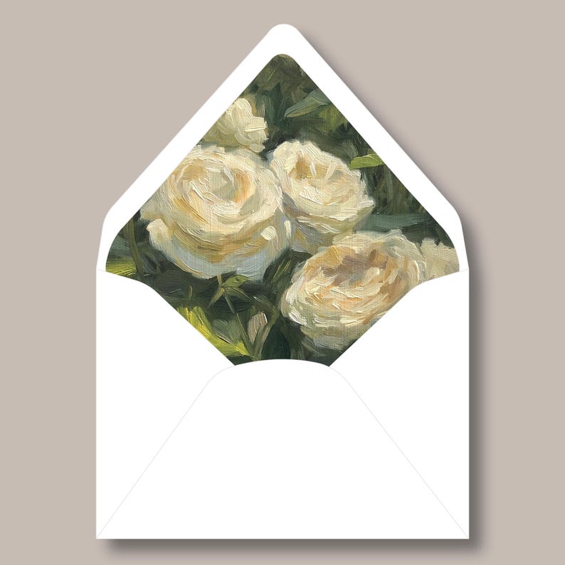 Op de afbeelding: Envelop liner met een bloemenontwerp met witte rozen en groene bladeren. De rozen zijn geschilderd in een losse, impressionistische stijl.