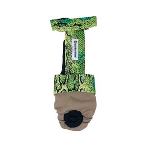 Pode incluir: Fralda para cachorro com estampa de cobra verde e preta, com forro de tecido marrom e uma faixa elástica preta ao redor da abertura da perna. A fralda tem um logotipo Barkertime no lado.