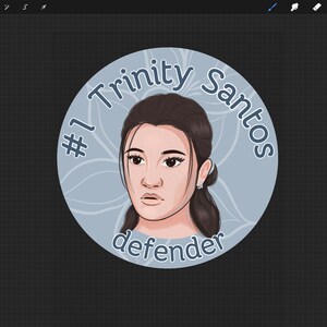 Könnte beinhalten: Digitale Illustration eines Frauengesichts in einem hellblauen Kreis. Der Text "Trinity Santos" verläuft bogenförmig oben, mit "#1" links und "defender" unten. Der Hintergrund ist ein dunkelgraues Gitter.