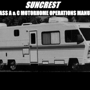 Puede incluir: Una foto en blanco y negro de un manual de operaciones de autocaravana Suncrest Clase A y C. La autocaravana está estacionada en una zona de césped.