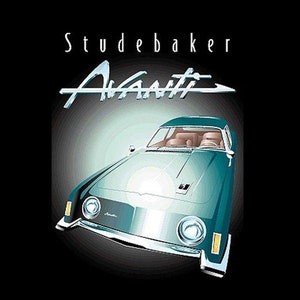 Könnte beinhalten: Ein türkisblauer Studebaker Avanti mit einem silbernen Pfeil-Logo und dem Text "Studebaker Avanti" über dem Auto.